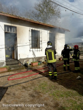 Incendio in una casa sulla Teverina - L\'intervento dei vigili del fuoco
