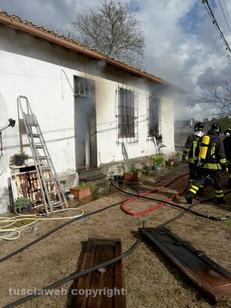 Incendio in una casa sulla Teverina - L\'intervento dei vigili del fuoco