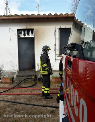 Incendio in una casa sulla Teverina - L\'intervento dei vigili del fuoco