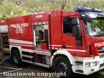 Incendio in una casa sulla Teverina - L\'intervento dei vigili del fuoco