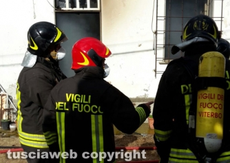 Incendio in una casa sulla Teverina - L\'intervento dei vigili del fuoco