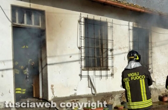Incendio in una casa sulla Teverina - L\'intervento dei vigili del fuoco