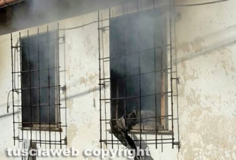 Incendio in una casa sulla Teverina - L\'intervento dei vigili del fuoco