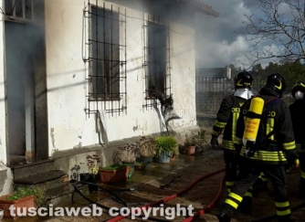 Incendio in una casa sulla Teverina - L\'intervento dei vigili del fuoco