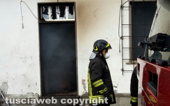 Incendio in una casa sulla Teverina - L\'intervento dei vigili del fuoco
