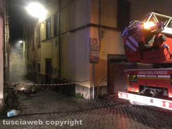 Viterbo - Incendio in appartamento in pieno centro, donna intossicata e palazzo evacuato