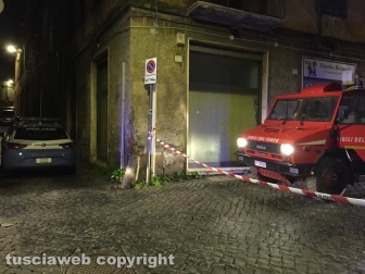 Viterbo - Incendio in appartamento in pieno centro, donna intossicata e palazzo evacuato