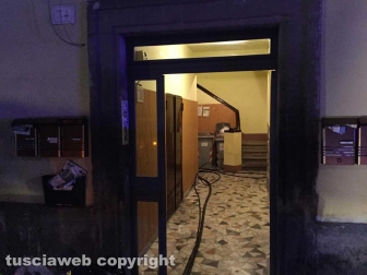 Viterbo - Incendio in appartamento in pieno centro, donna intossicata e palazzo evacuato