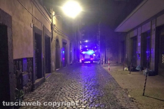 Viterbo - Incendio in appartamento in pieno centro, donna intossicata e palazzo evacuato
