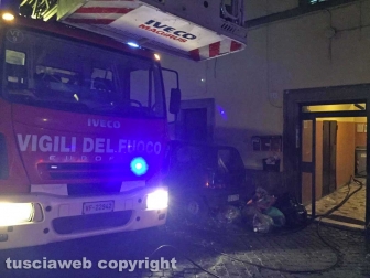 Viterbo - Incendio in appartamento in pieno centro, donna intossicata e palazzo evacuato