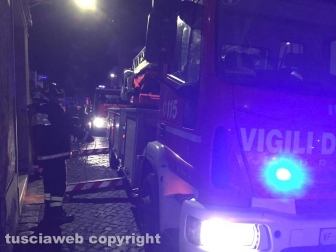 Viterbo - Incendio in appartamento in pieno centro, donna intossicata e palazzo evacuato