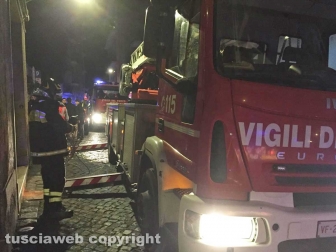 Viterbo - Incendio in appartamento in pieno centro, donna intossicata e palazzo evacuato