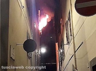 Viterbo - Incendio in appartamento in pieno centro, donna intossicata e palazzo evacuato