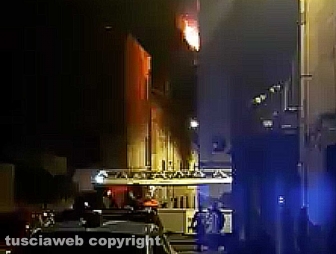 Viterbo - Incendio in appartamento in pieno centro, donna intossicata e palazzo evacuato