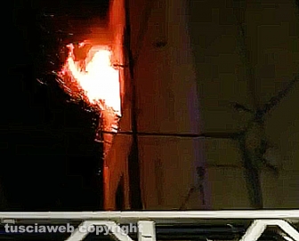 Viterbo - Incendio in appartamento in pieno centro, donna intossicata e palazzo evacuato