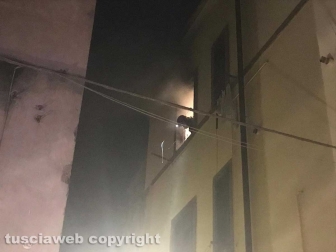 Viterbo - Incendio in appartamento in pieno centro, donna intossicata e palazzo evacuato