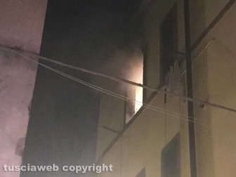 Viterbo - Incendio in appartamento in pieno centro, donna intossicata e palazzo evacuato
