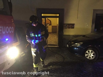 Viterbo - Incendio in appartamento in pieno centro, donna intossicata e palazzo evacuato