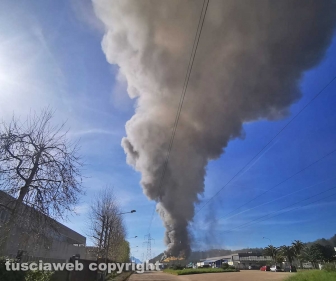 Gallese - Incendio in una fabbrica di sanitari