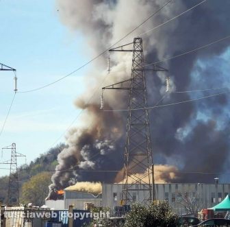 Gallese - Incendio in una fabbrica di sanitari