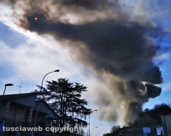 Gallese - Incendio in una fabbrica di sanitari