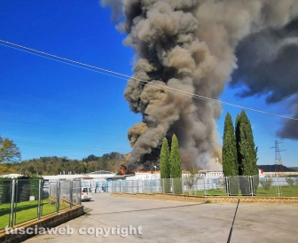 Gallese - Incendio in una fabbrica di sanitari