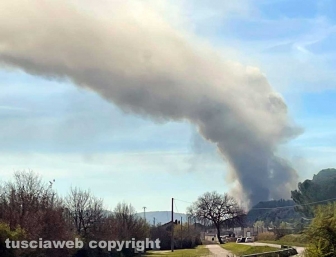 Gallese - Incendio in una fabbrica di sanitari
