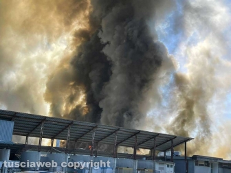 Gallese - Incendio in una fabbrica di sanitari