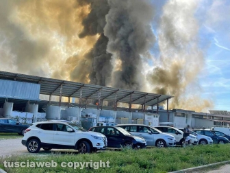 Gallese - Incendio in una fabbrica di sanitari