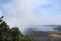 Fiamme sul lago di Vico