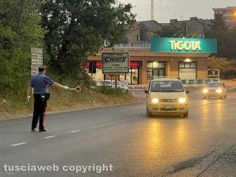 Tangenziale Ovest - Incendio a bordo strada - Intervento dei carabinieri