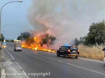 Tangenziale Ovest - Incendio a bordo strada - Intervento dei carabinieri
