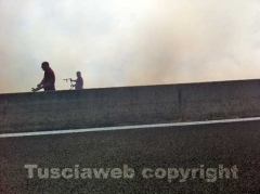 L\'incendio tra strada Bagni e la Superstrada