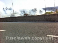 L\'incendio tra strada Bagni e la Superstrada