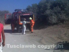 L\'incendio a Pescia Romana vicino alla spiaggia