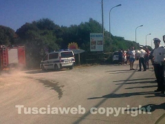 L\'incendio a Pescia Romana vicino alla spiaggia