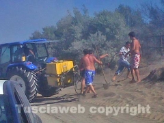 L\'incendio a Pescia Romana vicino alla spiaggia