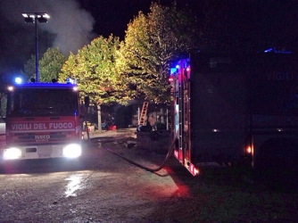Fienile in fiamme sulla Cimina