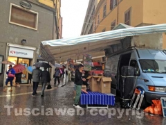 Fiera di santa Rosa sotto la pioggia