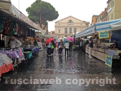 Fiera di santa Rosa sotto la pioggia