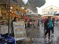 Fiera di santa Rosa sotto la pioggia