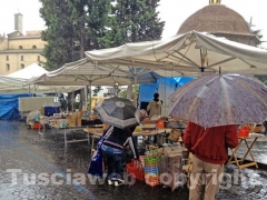 Fiera di santa Rosa sotto la pioggia