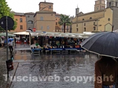 Fiera di santa Rosa sotto la pioggia