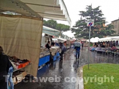 Fiera di santa Rosa sotto la pioggia