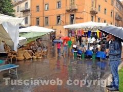 Fiera di santa Rosa sotto la pioggia