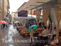 Fiera di santa Rosa sotto la pioggia
