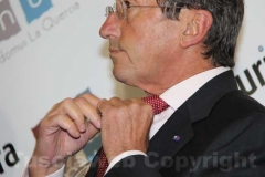 E si aggiusta la cravatta