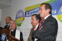 un brutto effetto, neppure il prete riesce a esorcizzare la cravatta.