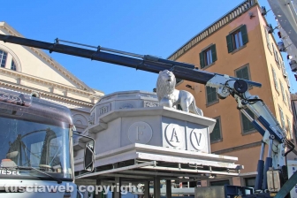 Fiore del cielo a piazza del Teatro
