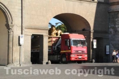 I camion arrivano in piazza del Comune